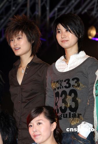 图为06年超女比赛第一名尚雯婕与05年超女第一名李宇春(左).