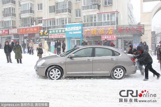 哈尔滨街头现 趁雪打劫 推车20至50元不等(高清组图)