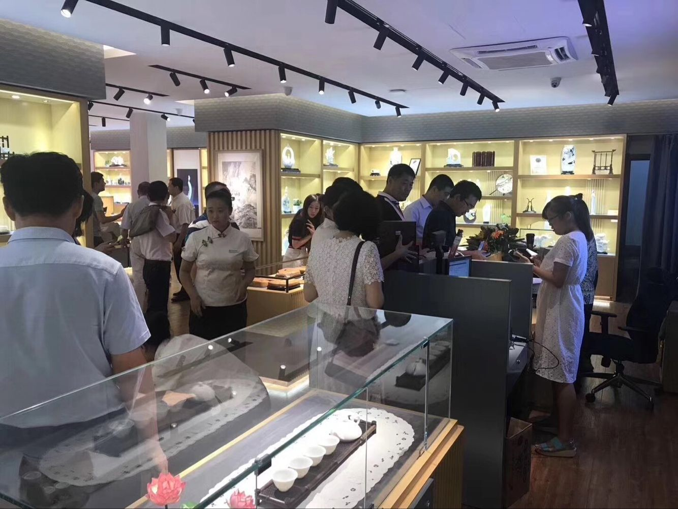 中艺品牌连锁即墨古城店开业 “中国白”现身