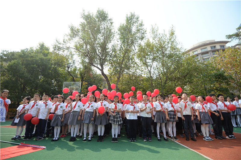 增强爱国主义教育 青岛榉园学校高唱红歌祝福伟大祖国