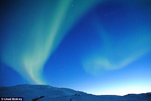 6年多来最强太阳风暴袭击地球 引发罕见北极光景观