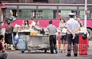 早餐商贩为躲城管马路中间摆摊车辆绕行图