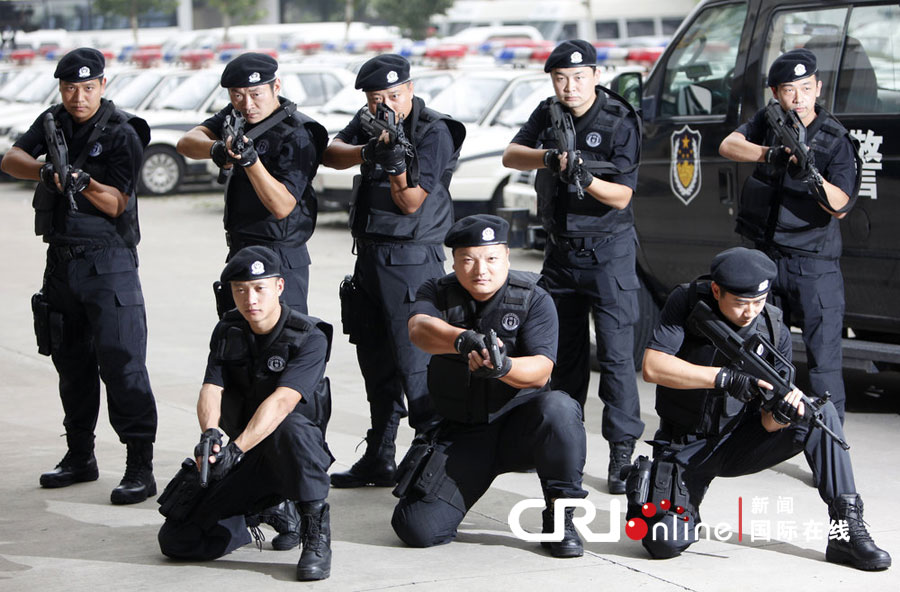河南洛阳市公安局特警支队的大院里,身着全新的99式特战服的特警展示