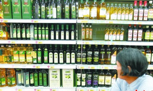 宁夏路一超市内,各式各样的橄榄油让市民眼花缭乱