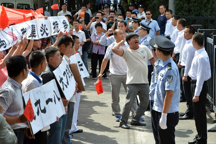 9月13日下午,北京日本驻华大使馆前,中国民众举行抗议活动,反对日本