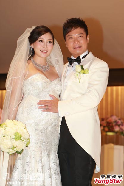 钱嘉乐婚宴成龙洪金宝道贺 新郎摸孕妻大肚晒幸福(图)