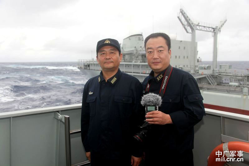 中国广播网记者马艺(右)采访东海舰队某驱逐舰支队长王建勋