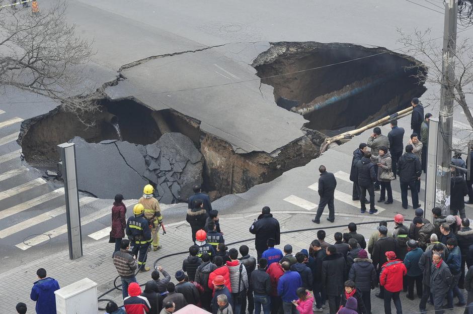 太原路面塌陷 煤气管道被压断