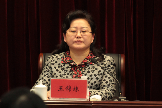   市政府纠风办主任、市监察局局长王锦妹出席会议