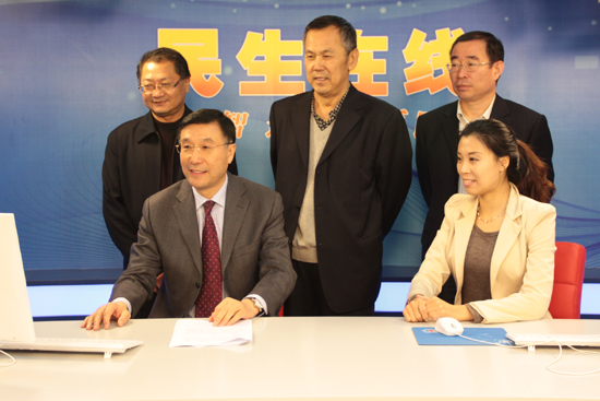 青岛市经济信息化委员会副主任王安民（一排左一）与网民在线交流 （摄影 周琦）