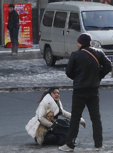 长春妙龄女子街头遭人暴打 路人旁观