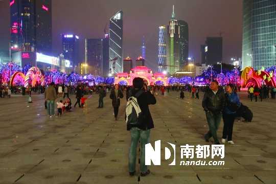 昨晚，不少市民到天河体育中心外的广场上游览。实习生 黄宇飞 南都记者 张志韬 摄