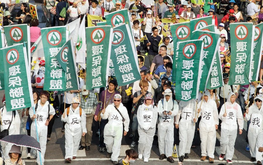 台湾举行反核大游行众明星街头助阵图