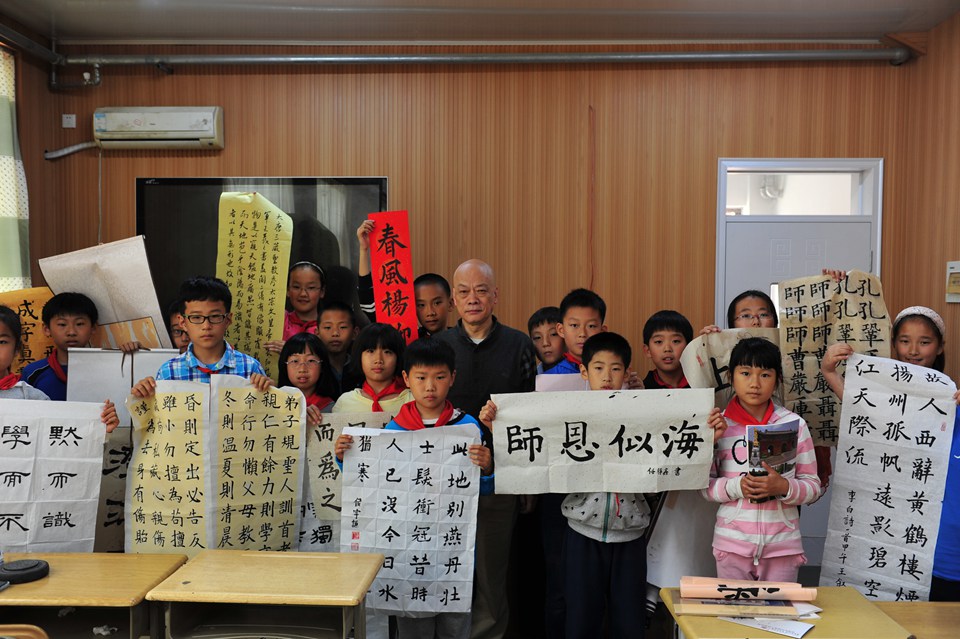 范斌书法艺术特展举行 书法家指点小学生习字