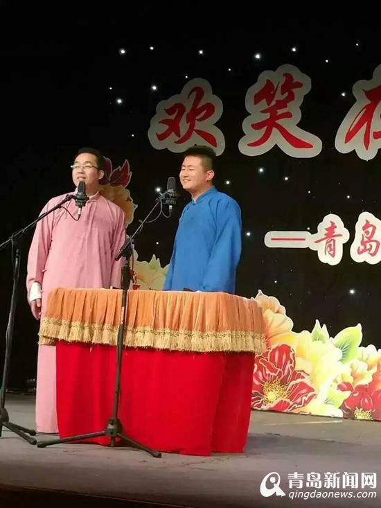 嘉就是青岛曲艺社的社长,他说,曲艺社走到今天除了演员们的坚持和努力