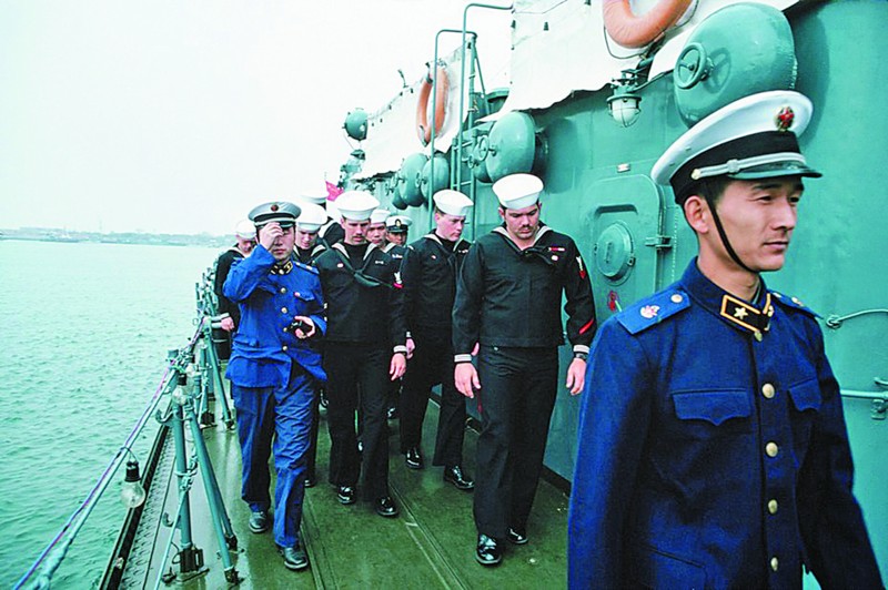 人民海军首次接待外国军舰来访