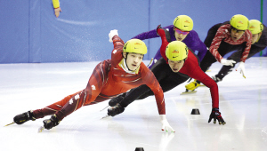 短道速滑青年组男子1000米冠军杨飞(左一)在比赛中 王建亮 摄