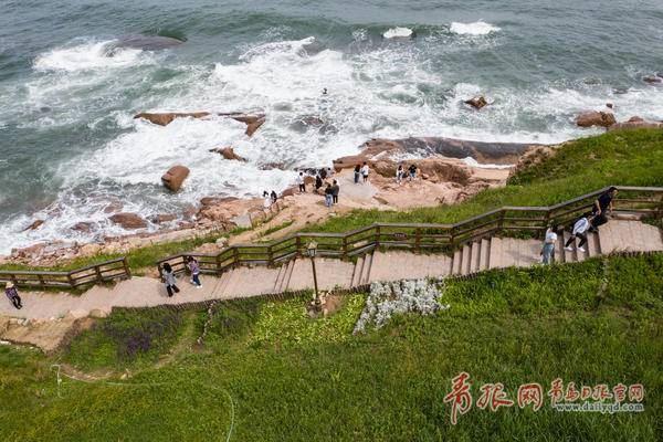 青岛海滨木栈道图片