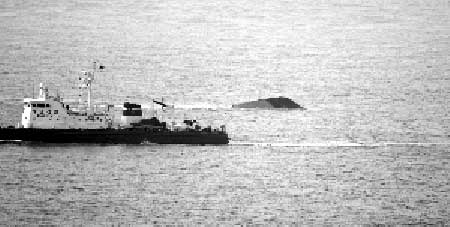 27日，韓國海軍“天安”號警戒艇（右）在朝鮮半島西部海域沉沒，一艘海事警察巡邏船在附近救援。新華社發