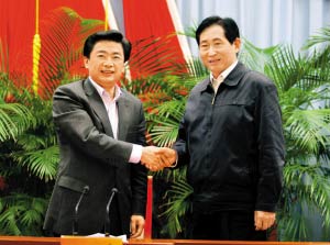 在9日召開的全市干部大會上，劉玉浦同志與王榮同志親切握手。 深圳特區報記者 陳富 許業周 攝