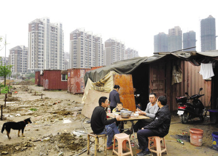 農民工為省錢住集裝箱屋與別墅區為鄰(組圖)