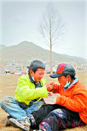 福利院孩子們通常是兩個人同吃一碗飯，這樣互相喂飯的友愛場景經常可見。