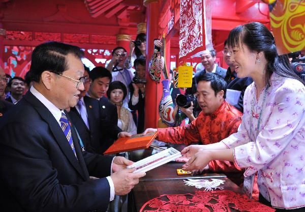 中央領導參觀上海世博園 親身體驗展示區(組圖)