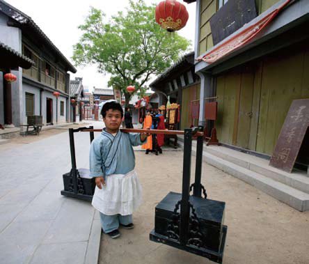 2006年5月3日，山東陽谷縣獅子樓風景區，是開發《金瓶梅》文化力度最大的地方。招聘來的身高不足一米的武大朗沿街叫賣炊餅。東方IC