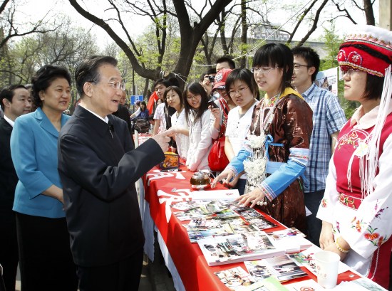 溫家寶到北大與學生共度五四青年節