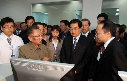 5月6日，中共中央總書記、國家主席胡錦濤陪同朝鮮勞動黨總書記、國防委員會委員長金正日參觀北京博奧生物有限公司。新華社記者馬佔成攝 