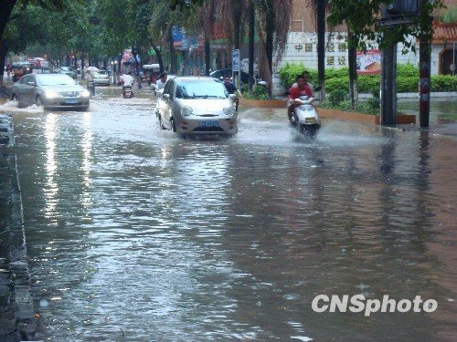 5月14日，暴雨後的廣西北流市新松路發生內澇。受冷暖空氣共同影響，5月13日——5月14日廣西北部地區出現強降雨天氣，部分地區出現200毫米以上特大暴雨，廣西局部地區出現洪澇等次生災害。 中新社發 張希友 攝