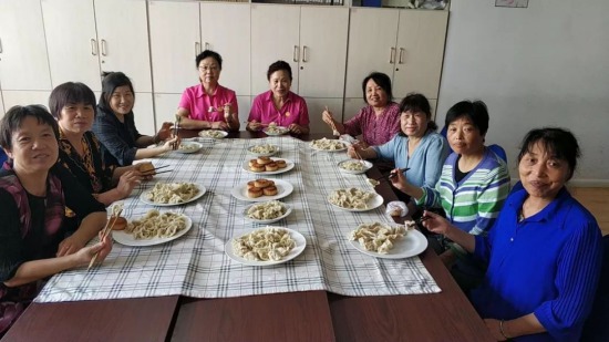 愛心大姐服務社管理人員與來自甘肅隴南,山東臨沂等地的家政服務員一