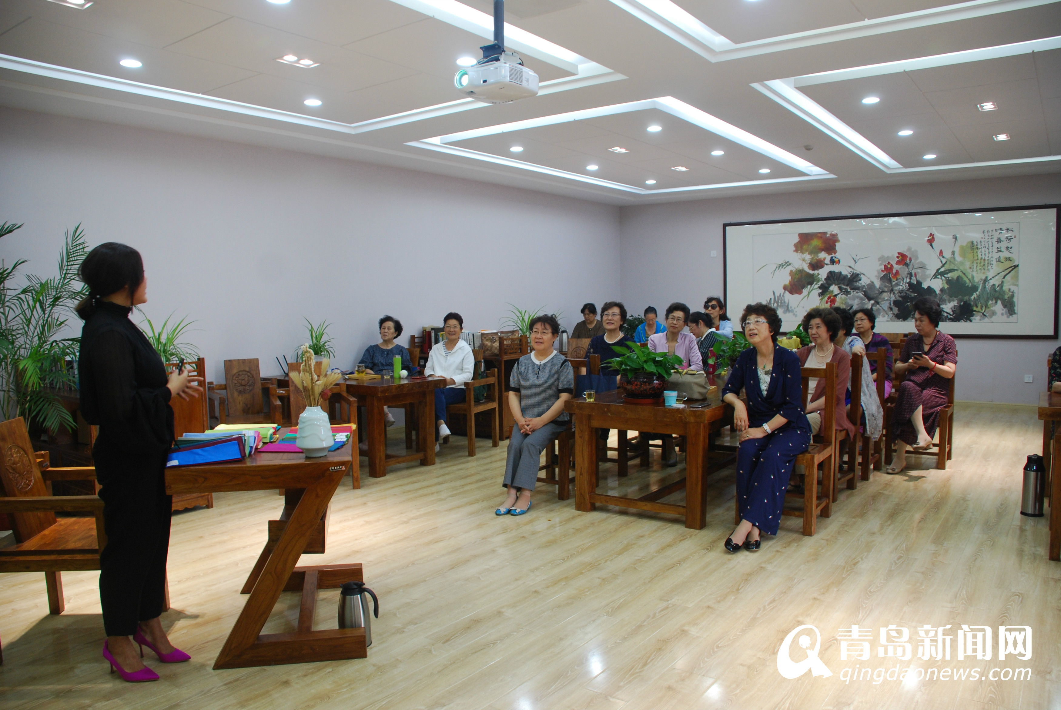 青岛市老干部活动中心举办"女性形象管理与饰品搭配"特色主题课堂活动