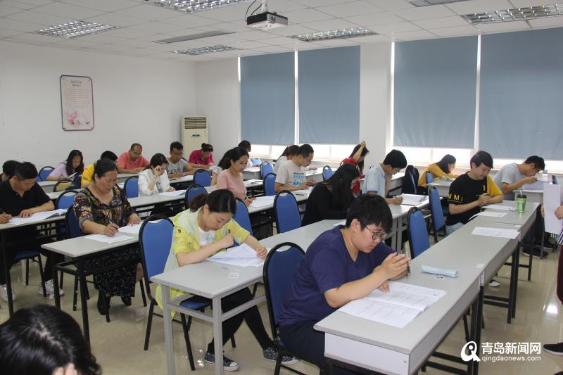 市南区128人参加全区首次全科社工考试