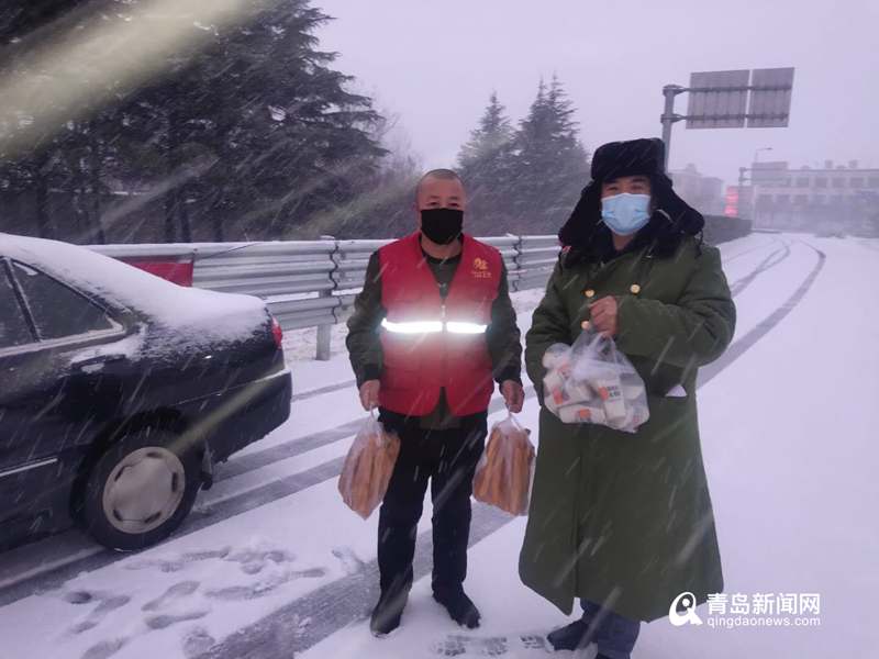 即墨"油条哥"风雪中抗"疫"送餐