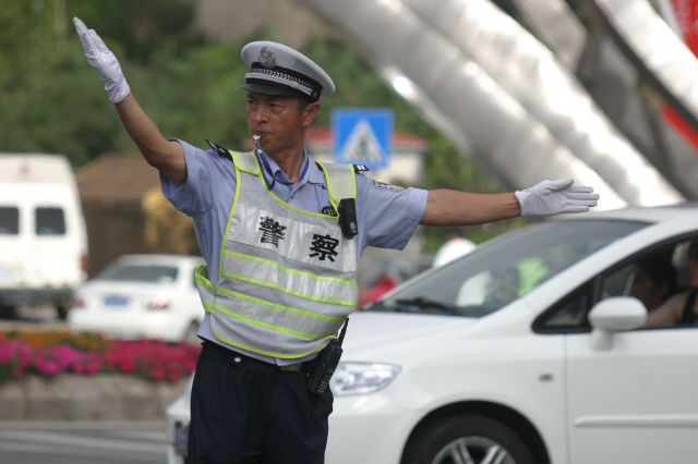 快评 交警李涌的"三牛"精神