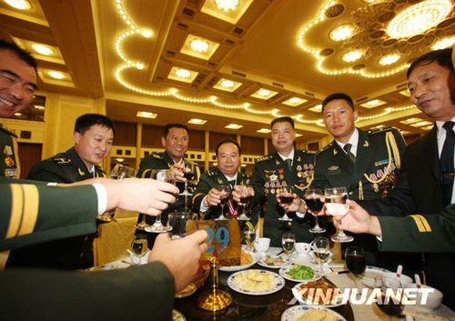 这是出席招待会的解放军和武警部队的英模代表举杯共庆建军节。新华社记者王建民摄