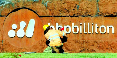 在澳大利亚的黑德兰港，一名男子修理必和必拓公司的标志。新华社/路透