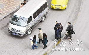 昨日，渝中区，不少路人随意穿行在公路中 记者 杨帆 摄