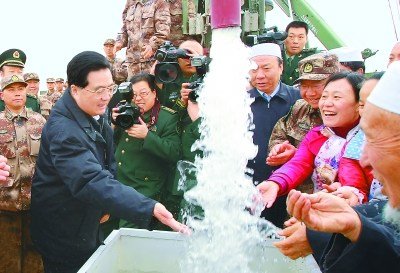 胡锦涛在宁夏考察西部大开发 手捧清水品尝