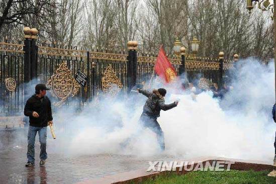  4月7日，在吉尔吉斯斯坦首都比什凯克市中心总统府前，一名示威者在催泪瓦斯烟雾中投掷石块。