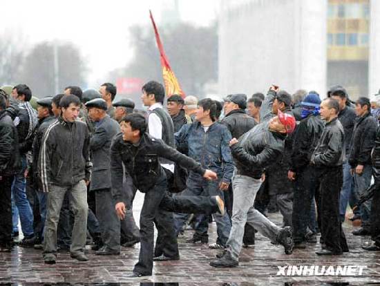 吉尔吉斯斯坦7日发生骚乱，副总理扎帕罗夫被反对派示威者抓为人质，总理乌谢诺夫宣布全国进入紧急状态。图为骚乱现场。 新华网记者沙达提摄
