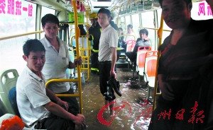 公交车内都浸满水。记者 曹景荣 摄