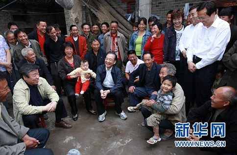 这是6月9日傍晚，温家宝在长葛市石象乡坡李王村与村民们座谈。新华社记者庞兴雷摄