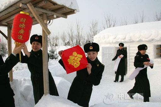 沈阳军区禁止借节日之机送礼收礼，不准领导干部以个人或单位名义随礼送礼。提倡节日团拜、电话和短信问候。