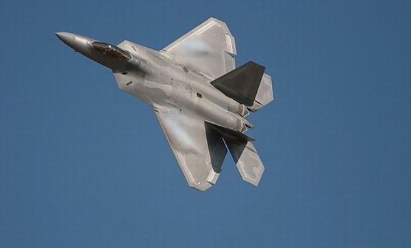F-22进行飞行表演。