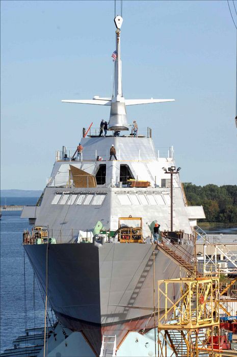 自由号吊装桅杆。该舰设计航速为45节，这一性能指标在目前近3000吨级的战舰中是非常罕见的