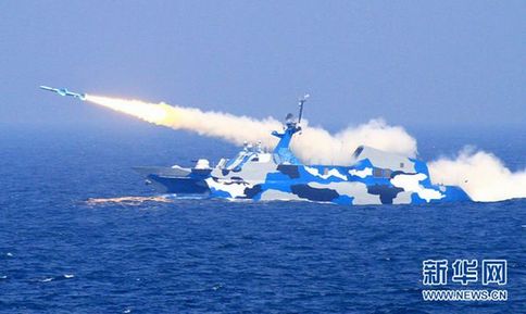 新型导弹艇在演练中对海上目标发射反舰导弹。