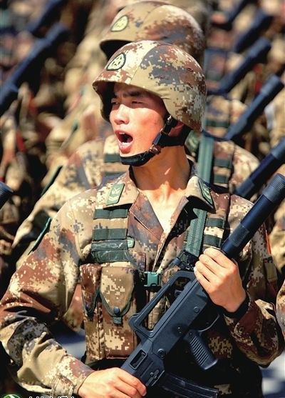 特种兵方队在进行阅兵式训练。新华社记者查春明摄