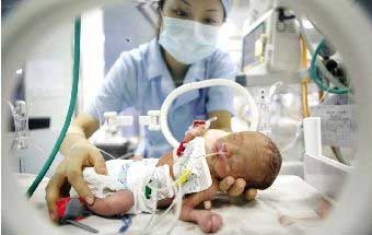医护人员在护理男婴。